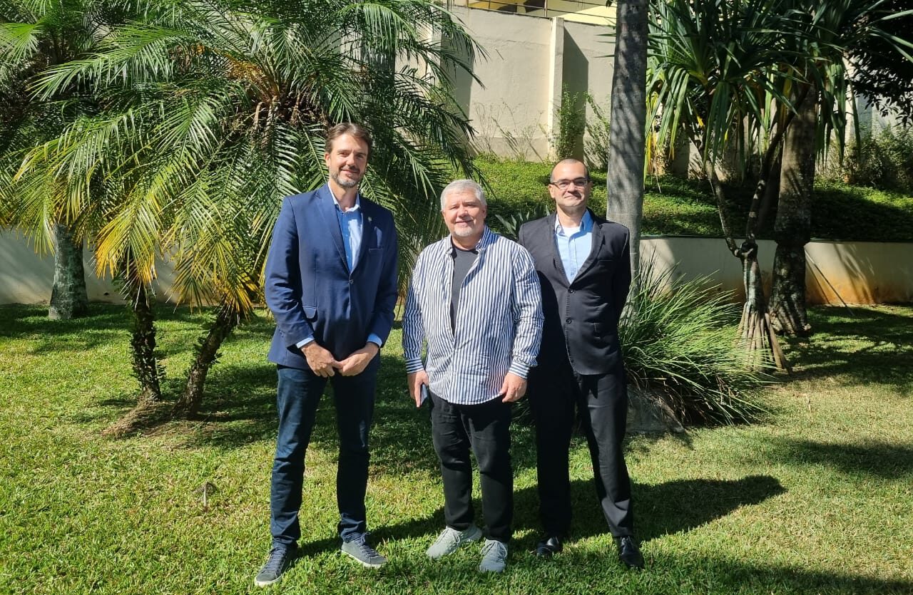 Da esquerda: Presidente da CBDG, Matheus Figueiredo; Cônsul Geral da República Tcheca no Brasil, Miloš Sklenka; e Diretor de Hockey no Gelo da CBDG, Salvador Ferreira na última visita ao consulado